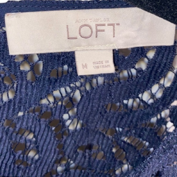 𝅺LOFT Lace Crochet Embroidered 3/4 Sleeve Dark Navy Blue Flowy Blouse Top M - Picture 4 of 6